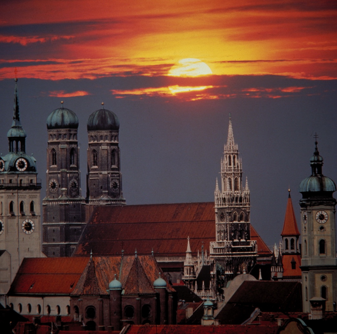 M¸nchen: T¸rme der Stadt im Abendlicht