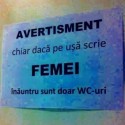 Scrie femei, dar sunt WC-uri inauntru
